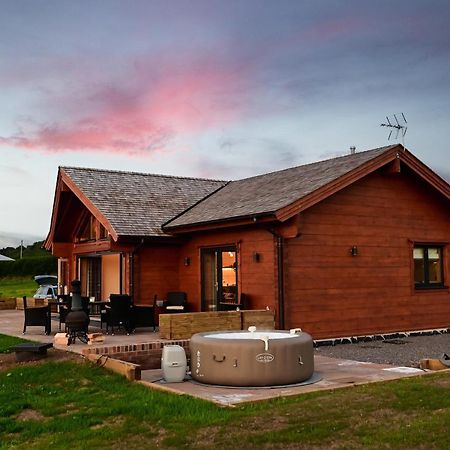 Cuddfan Lodge On A Gorgeous Private Lake Newport  Bagian luar foto