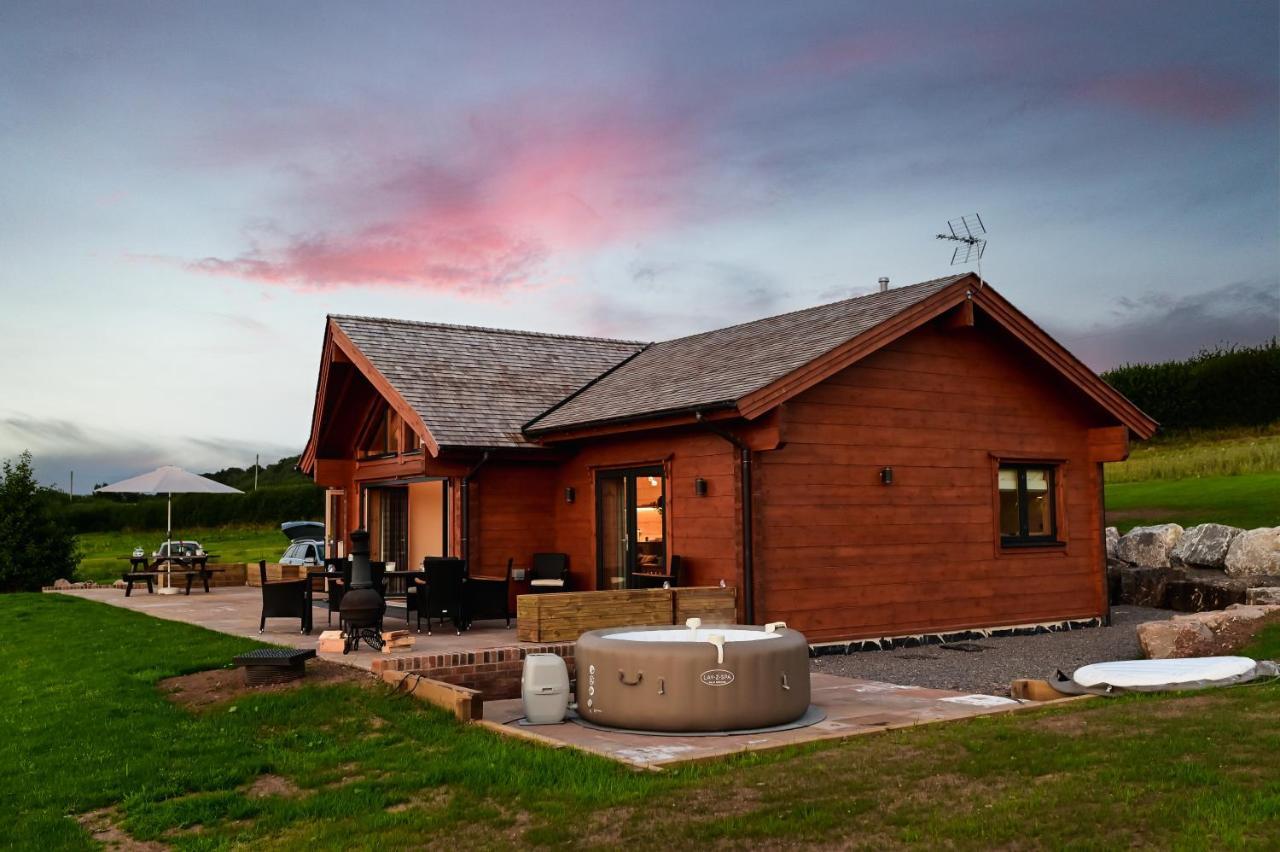 Cuddfan Lodge On A Gorgeous Private Lake Newport  Bagian luar foto