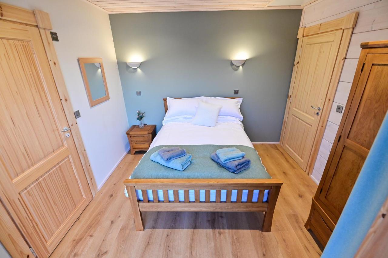 Cuddfan Lodge On A Gorgeous Private Lake Newport  Bagian luar foto