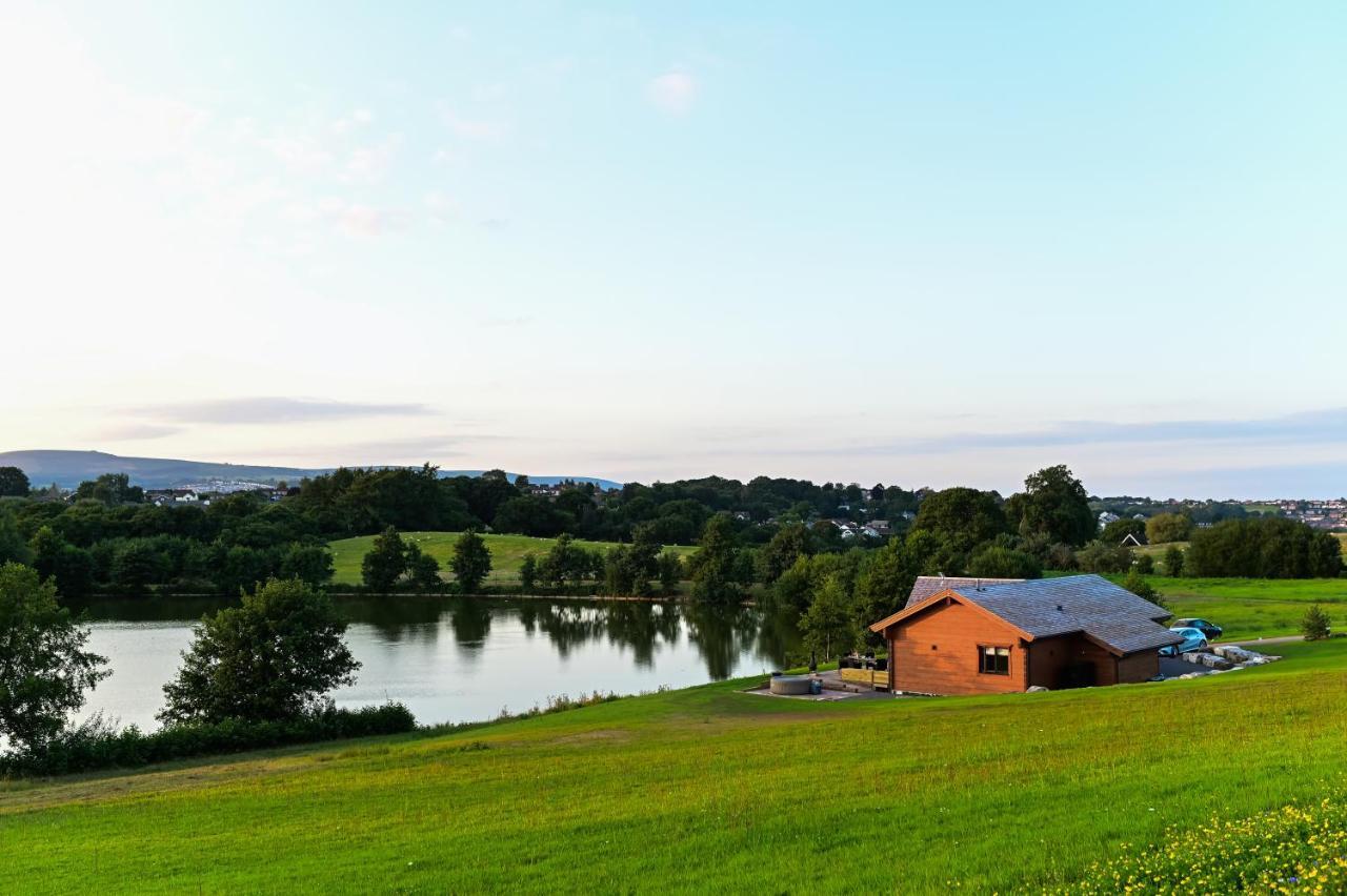 Cuddfan Lodge On A Gorgeous Private Lake Newport  Bagian luar foto