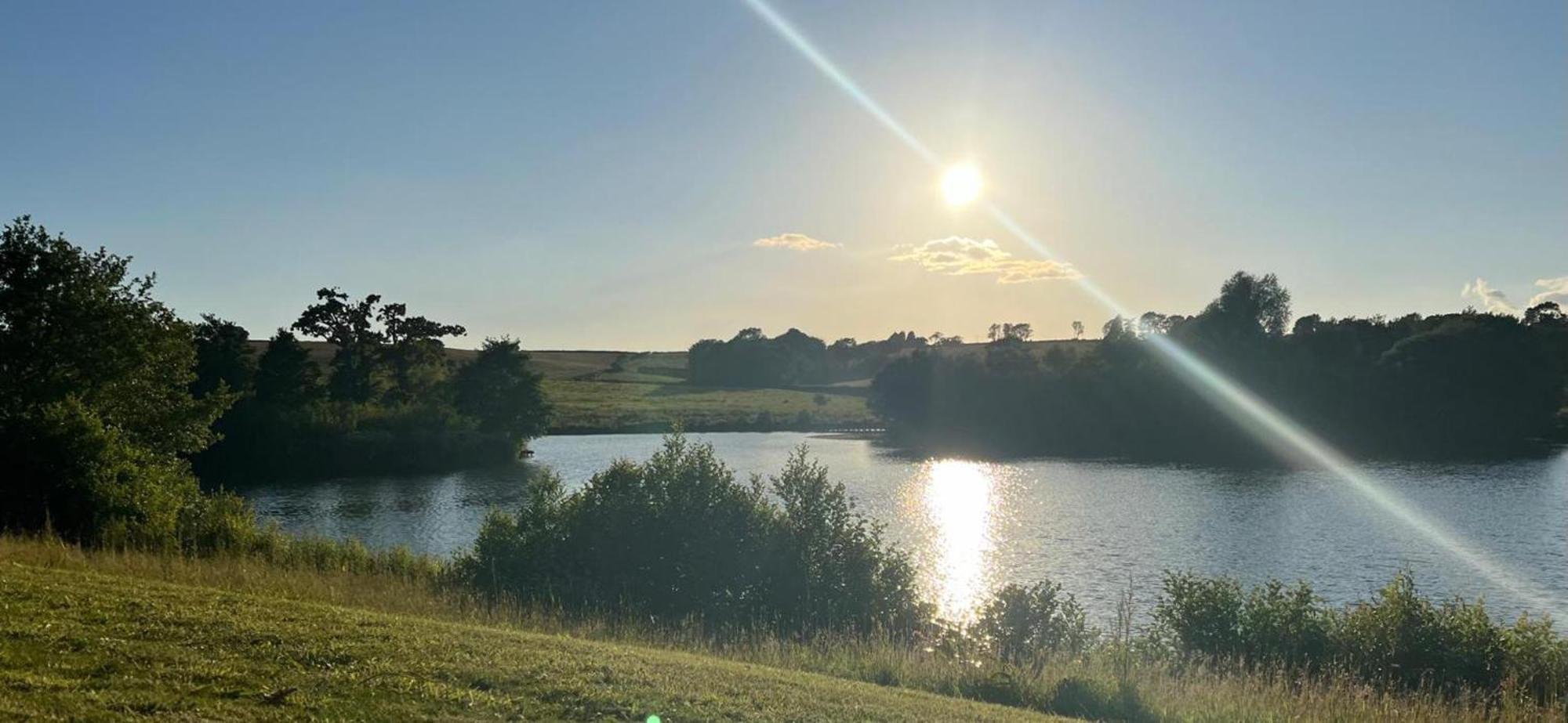 Cuddfan Lodge On A Gorgeous Private Lake Newport  Bagian luar foto